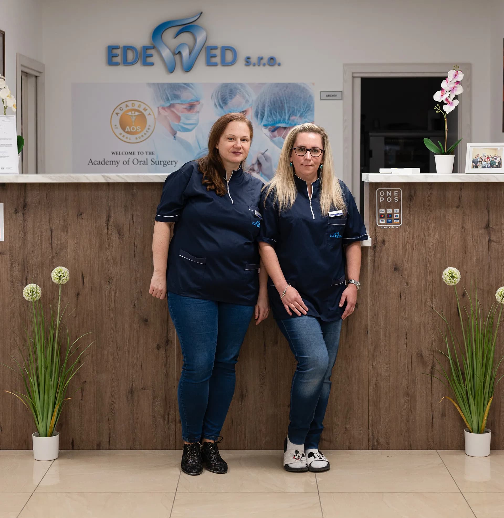 Dentálne asistentky kliniky na recepcii