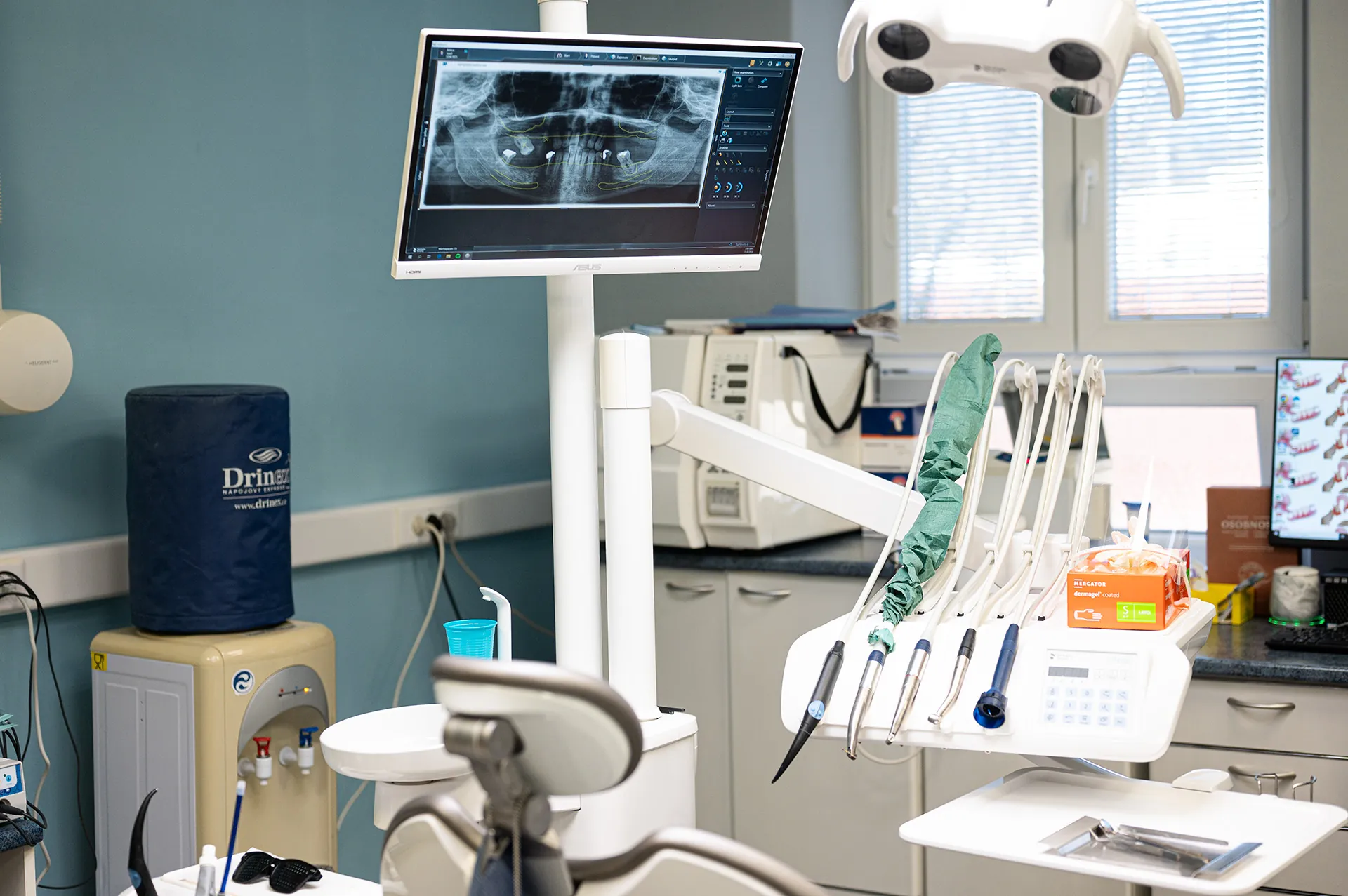 Zubné kreslo a panoramatická röntgenová snímka na monitore na klinike