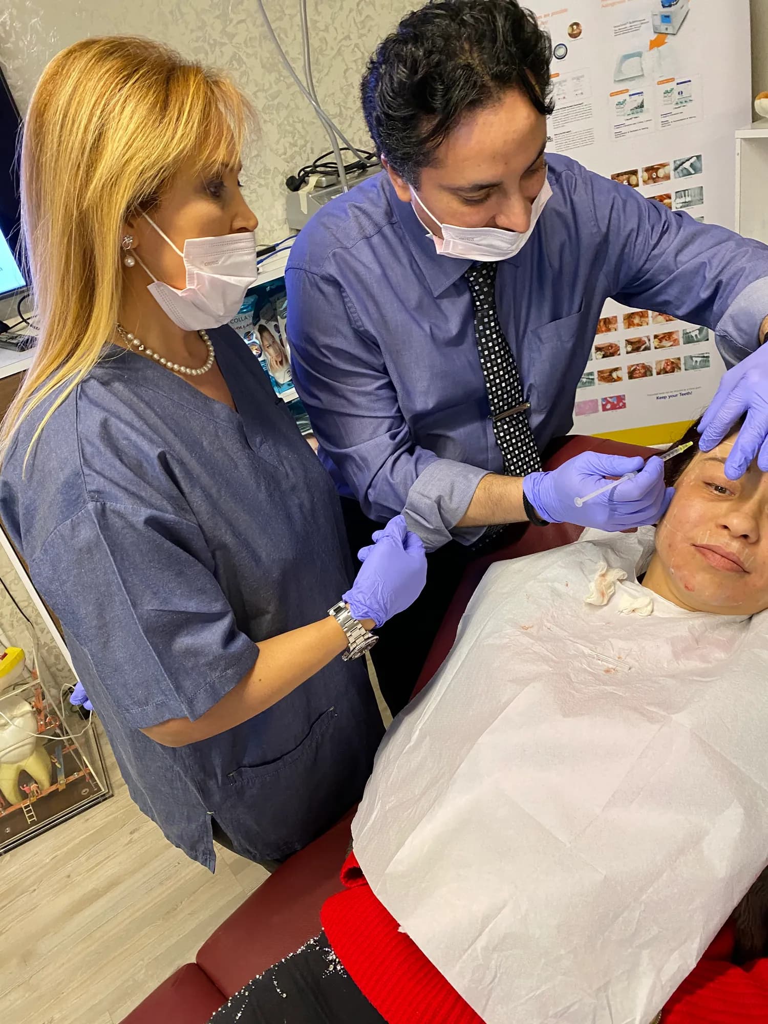 Lekár a asistentka pri estetickom ošetrení