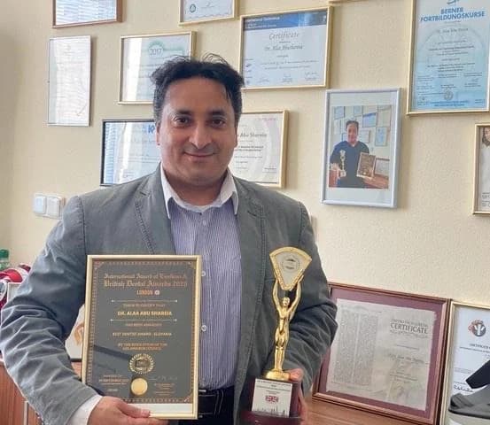 Prof. MUDr. Alaa Abu Shareia s ocenením a certifikátom